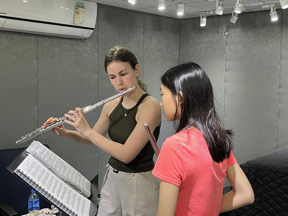 Dora is having a flute lesson in the exam room, with her student Jasmine.