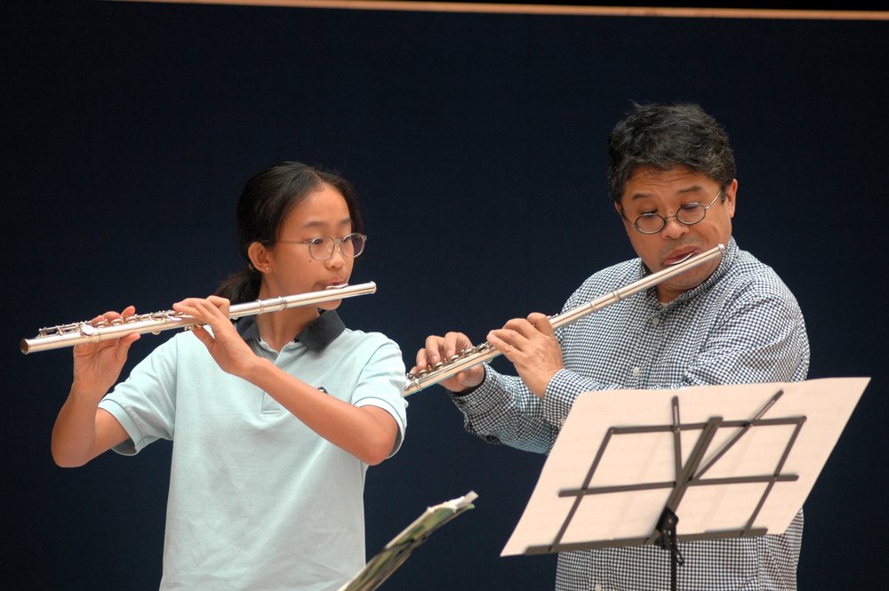 Ringo and another student are performing together with their flutes.