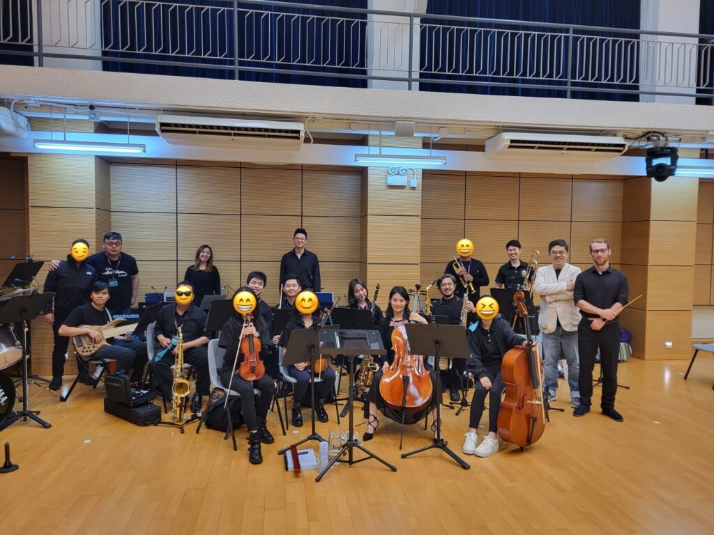 A group photo of Addam's family along with Ringo and other performers.
